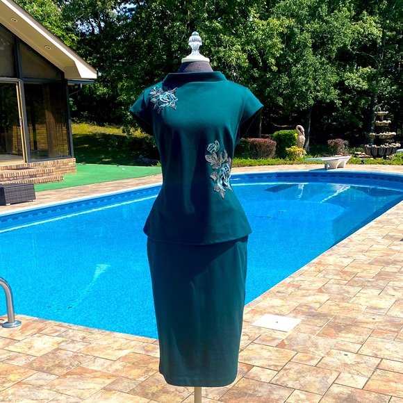 New York & Company Dresses & Skirts - New York & Company Emerald Green Embroidered Top and Midi Skirt